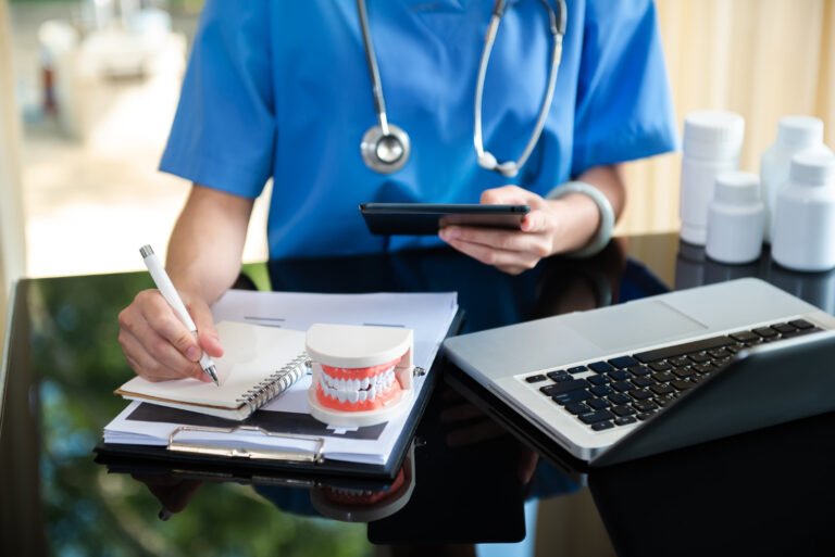 Médicos e dentistas: como o Fator R ajuda a pagar menos impostos
