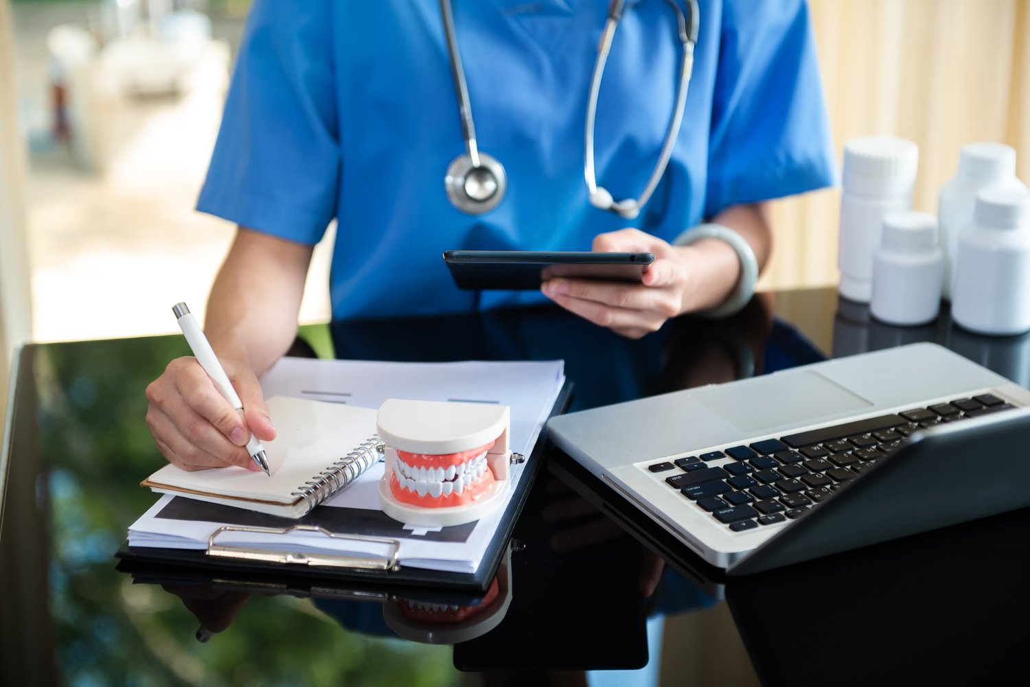 Médicos e dentistas: como o Fator R ajuda a pagar menos impostos